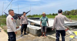 Polres Karawang Bersama Polairud dan Polda Jabar Bantu Warga Terdampak Puting Beliung di Desa Sumber Jaya Ratusan Rumah di Karawang Rusak Dihantam Puting Beliung. (AlexaPodcast.ID)