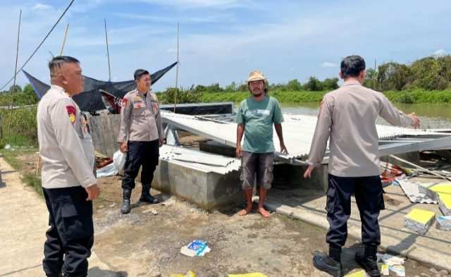 Ratusan Rumah di Karawang Rusak Dihantam Puting Beliung. (AlexaPodcast.ID) Ratusan Rumah di Karawang Rusak Dihantam Puting Beliung. (AlexaPodcast.ID)