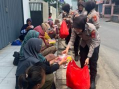 Polwan Polres Karawang Tebar Kebaikan Lewat Program Jumat Berkah Polwan Karawang Turun ke Lapangan, Atur Lalin dan Berbagi Berkah Jumat. (Alexapodcast.ID)