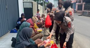 Polwan Polres Karawang Tebar Kebaikan Lewat Program Jumat Berkah Polwan Karawang Turun ke Lapangan, Atur Lalin dan Berbagi Berkah Jumat. (Alexapodcast.ID)