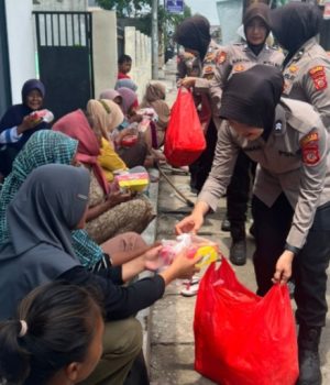 Polwan Polres Karawang Tebar Kebaikan Lewat Program Jumat Berkah Polwan Karawang Turun ke Lapangan, Atur Lalin dan Berbagi Berkah Jumat. (Alexapodcast.ID)