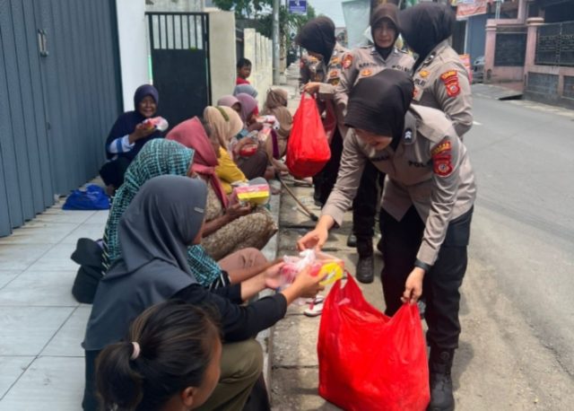 Polwan Karawang Turun ke Lapangan, Atur Lalin dan Berbagi Berkah Jumat. (Alexapodcast.ID) Polwan Karawang Turun ke Lapangan, Atur Lalin dan Berbagi Berkah Jumat. (Alexapodcast.ID)