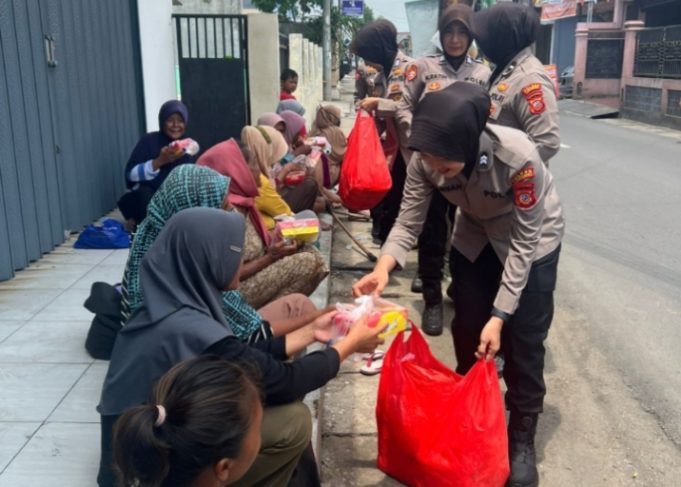 Polwan Polres Karawang Tebar Kebaikan Lewat Program Jumat Berkah Polwan Karawang Turun ke Lapangan, Atur Lalin dan Berbagi Berkah Jumat. (Alexapodcast.ID)