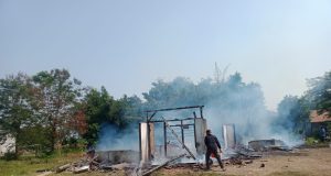 Rumah Aparatur Desa di Mulyajaya Ludes Terbakar, Diduga Akibat Korsleting Listrik Kebakaran Hebat Hanguskan Rumah di Dusun Cibanteng, Mulyajaya. (AlexaPodcast.ID)