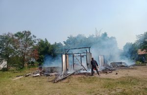 Rumah Aparatur Desa di Mulyajaya Ludes Terbakar, Diduga Akibat Korsleting Listrik Kebakaran Hebat Hanguskan Rumah di Dusun Cibanteng, Mulyajaya. (AlexaPodcast.ID)