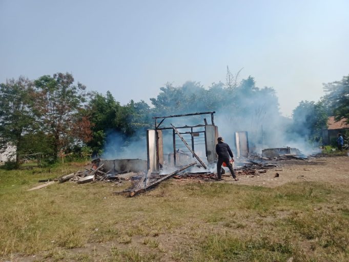 Rumah Aparatur Desa di Mulyajaya Ludes Terbakar, Diduga Akibat Korsleting Listrik Kebakaran Hebat Hanguskan Rumah di Dusun Cibanteng, Mulyajaya. (AlexaPodcast.ID)