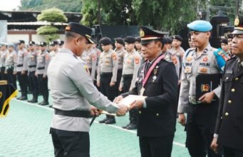 Polres Karawang Gelar Upacara Purna Bakti, Wujud Penghargaan bagi Anggota yang Mengakhiri Masa Dinas Wisuda Purna Bakti Personel Polres Karawang Tahun 2025. (AlexaPodcast.ID)