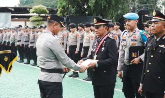 Wisuda Purna Bakti Personel Polres Karawang Tahun 2025. (AlexaPodcast.ID) Wisuda Purna Bakti Personel Polres Karawang Tahun 2025. (AlexaPodcast.ID)