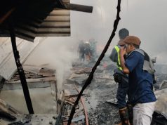 Kebakaran Hebat Landa Pasar Cikarang, Petugas Gerak Cepat Padamkan Api Pasar Cikarang Terbakar. (AlexaPodcast.ID)