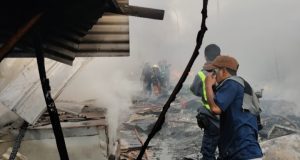 Kebakaran Hebat Landa Pasar Cikarang, Petugas Gerak Cepat Padamkan Api Pasar Cikarang Terbakar. (AlexaPodcast.ID)