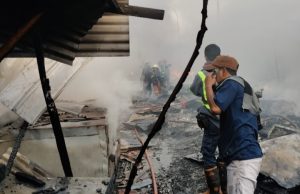 Kebakaran Hebat Landa Pasar Cikarang, Petugas Gerak Cepat Padamkan Api Pasar Cikarang Terbakar. (AlexaPodcast.ID)