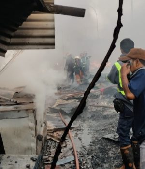 Kebakaran Hebat Landa Pasar Cikarang, Petugas Gerak Cepat Padamkan Api Pasar Cikarang Terbakar. (AlexaPodcast.ID)