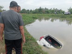 Minibus Terperosok ke Irigasi di Batujaya, Diduga Sopir Mengantuk Kecelakaan Tunggal di Batujaya, Minibus Masuk Irigasi Pagi Hari. (AlexaPodcast.ID)
