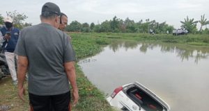 Minibus Terperosok ke Irigasi di Batujaya, Diduga Sopir Mengantuk Kecelakaan Tunggal di Batujaya, Minibus Masuk Irigasi Pagi Hari. (AlexaPodcast.ID)