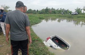 Minibus Terperosok ke Irigasi di Batujaya, Diduga Sopir Mengantuk Kecelakaan Tunggal di Batujaya, Minibus Masuk Irigasi Pagi Hari. (AlexaPodcast.ID)