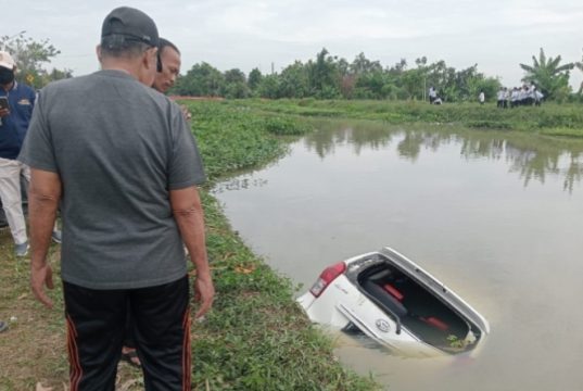 Minibus Terperosok ke Irigasi di Batujaya, Diduga Sopir Mengantuk Kecelakaan Tunggal di Batujaya, Minibus Masuk Irigasi Pagi Hari. (AlexaPodcast.ID)