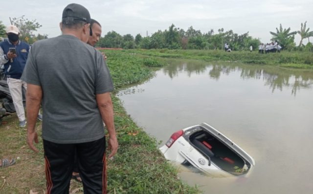Kecelakaan Tunggal di Batujaya, Minibus Masuk Irigasi Pagi Hari. (AlexaPodcast.ID) Kecelakaan Tunggal di Batujaya, Minibus Masuk Irigasi Pagi Hari. (AlexaPodcast.ID)