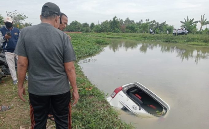 Minibus Terperosok ke Irigasi di Batujaya, Diduga Sopir Mengantuk Kecelakaan Tunggal di Batujaya, Minibus Masuk Irigasi Pagi Hari. (AlexaPodcast.ID)