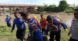 Operasi SAR Gabungan Berhasil Temukan Korban Tenggelam di Sungai Citarum Karawang Korban Tenggelam di Sungai Citarum Ditemukan Tim SAR Gabungan. (AlexaPodcast.ID)