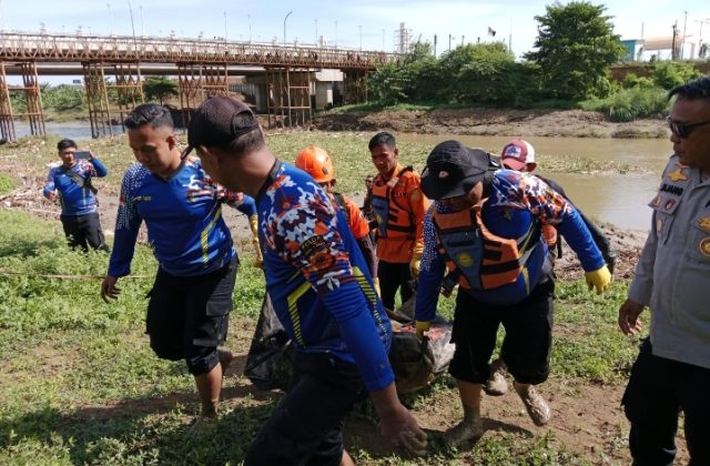 Korban Tenggelam di Sungai Citarum Ditemukan Tim SAR Gabungan. (AlexaPodcast.ID)