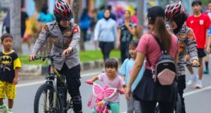 Patroli Sepeda Polwan Polres Karawang Jadi Upaya Cegah Kriminalitas di CFD Dipimpin IPDA Rita, Polwan Karawang Gelar Patroli Humanis di Area CFD. (AlexaPodcast.ID)