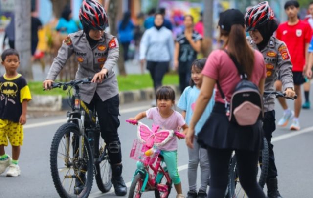 Dipimpin IPDA Rita, Polwan Karawang Gelar Patroli Humanis di Area CFD. (AlexaPodcast.ID) Dipimpin IPDA Rita, Polwan Karawang Gelar Patroli Humanis di Area CFD. (AlexaPodcast.ID)