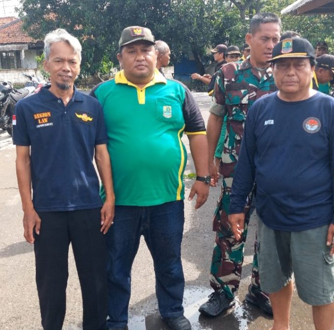 Eceng Gondok Menumpuk, 12 Desa di Kecamatan Kutawaluya Gelar Gotong Royong Massal Camat Kutawaluya Pimpin Aksi Bersih Irigasi untuk Antisipasi Banjir Musim Hujan. (AlexaPodcast.ID)