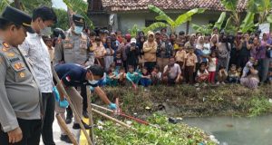 Penemuan Kerangka Manusia Gegerkan Warga Pedes, Polres Karawang Telusuri Penyebab Kematian Kerangka Manusia Ditemukan di Irigasi, Polres Karawang Lakukan Olah TKP. (AlexaPodcast.ID)