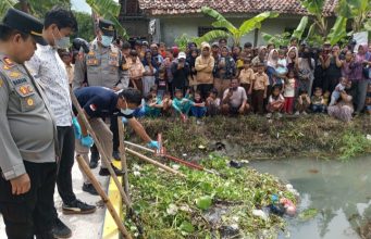 Penemuan Kerangka Manusia Gegerkan Warga Pedes, Polres Karawang Telusuri Penyebab Kematian Kerangka Manusia Ditemukan di Irigasi, Polres Karawang Lakukan Olah TKP. (AlexaPodcast.ID)