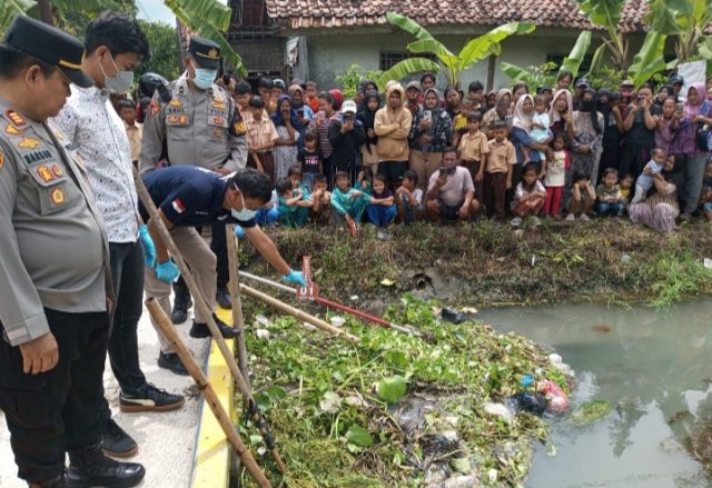 Kerangka Manusia Ditemukan di Irigasi, Polres Karawang Lakukan Olah TKP. (AlexaPodcast.ID)