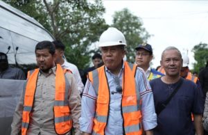 Tinjau Lokasi Pengendalian Banjir, Wakil Ketua DPR RI Disambut Pengamanan Maksimal Polres Karawang Kapolres AKBP Fiki Pastikan Kunker Wakil Ketua DPR RI Berjalan Aman dan Lancar. (AlexaPodcast.ID) 