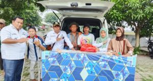 Kemensos Salurkan Bantuan untuk 36 Disabilitas di Kecamatan Kutawaluya Ketua IKD Kutawaluya Serahkan Bantuan ATENSI bagi Warga Disabilitas. (AlexaPodcast.ID)