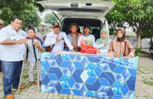 Kemensos Salurkan Bantuan untuk 36 Disabilitas di Kecamatan Kutawaluya Ketua IKD Kutawaluya Serahkan Bantuan ATENSI bagi Warga Disabilitas. (AlexaPodcast.ID)