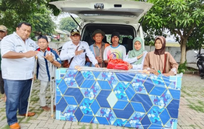 Kemensos Salurkan Bantuan untuk 36 Disabilitas di Kecamatan Kutawaluya Ketua IKD Kutawaluya Serahkan Bantuan ATENSI bagi Warga Disabilitas. (AlexaPodcast.ID)