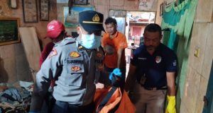 Pria Ditemukan Meninggal di Perum Griya Indah, Polisi Lakukan Olah TKP Polsek Ciampel Periksa TKP Penemuan Mayat Pria Berinisial S di Griya Indah. (AlexaPodcast.ID)