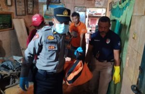 Pria Ditemukan Meninggal di Perum Griya Indah, Polisi Lakukan Olah TKP Polsek Ciampel Periksa TKP Penemuan Mayat Pria Berinisial S di Griya Indah. (AlexaPodcast.ID)