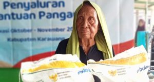 Pemdes Kertamukti Distribusikan Beras Bulog kepada 460 KPM 460 Warga Kertamukti Terima Bantuan Beras Bulog. (AlexaPodcast.ID)