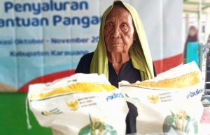 Pemdes Kertamukti Distribusikan Beras Bulog kepada 460 KPM 460 Warga Kertamukti Terima Bantuan Beras Bulog. (AlexaPodcast.ID)
