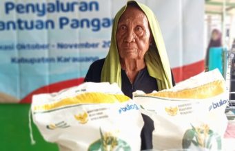 Pemdes Kertamukti Distribusikan Beras Bulog kepada 460 KPM 460 Warga Kertamukti Terima Bantuan Beras Bulog. (AlexaPodcast.ID)