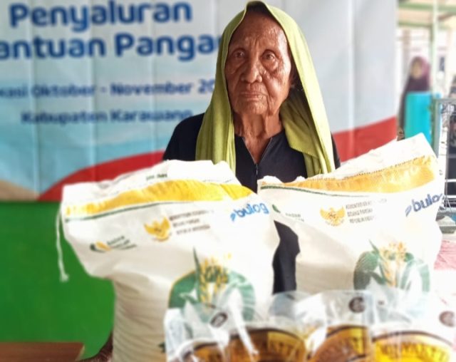 460 Warga Kertamukti Terima Bantuan Beras Bulog. (AlexaPodcast.ID)