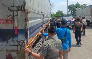 Serangkaian Pemeriksaan Dilakukan, Polres Karawang Dalami Penyebab Lakalantas Dawuan Timur Polres Karawang Percepat Penyelidikan Lakalantas Maut di Jalan Ahmad Yani Cikampek. (AlexaPodcast.ID)