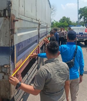 Serangkaian Pemeriksaan Dilakukan, Polres Karawang Dalami Penyebab Lakalantas Dawuan Timur Polres Karawang Percepat Penyelidikan Lakalantas Maut di Jalan Ahmad Yani Cikampek. (AlexaPodcast.ID)
