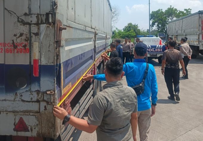 Serangkaian Pemeriksaan Dilakukan, Polres Karawang Dalami Penyebab Lakalantas Dawuan Timur Polres Karawang Percepat Penyelidikan Lakalantas Maut di Jalan Ahmad Yani Cikampek. (AlexaPodcast.ID)