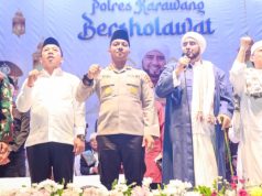 Polres Karawang Gelar Sholawat Akbar, Doakan Korban Bencana di Sumatra Polres Karawang Ajak Masyarakat Perkuat Iman Lewat Acara Bersholawat. (AlexaPodcast.ID)