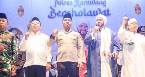 Polres Karawang Gelar Sholawat Akbar, Doakan Korban Bencana di Sumatra Polres Karawang Ajak Masyarakat Perkuat Iman Lewat Acara Bersholawat. (AlexaPodcast.ID)