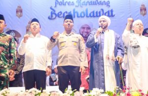 Polres Karawang Gelar Sholawat Akbar, Doakan Korban Bencana di Sumatra Polres Karawang Ajak Masyarakat Perkuat Iman Lewat Acara Bersholawat. (AlexaPodcast.ID)