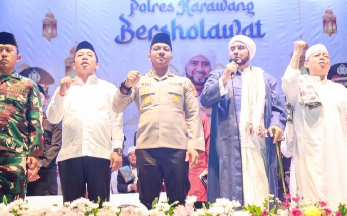 Polres Karawang Gelar Sholawat Akbar, Doakan Korban Bencana di Sumatra Polres Karawang Ajak Masyarakat Perkuat Iman Lewat Acara Bersholawat. (AlexaPodcast.ID)