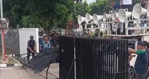 Aksi Unjuk Rasa di KIIC, PT TJ Forge Indonesia Minta Kondusivitas Iklim Investasi Dijaga Unjuk Rasa di Gerbang Pabrik. (AlexaPodcast.ID)