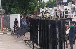 Aksi Unjuk Rasa di KIIC, PT TJ Forge Indonesia Minta Kondusivitas Iklim Investasi Dijaga Unjuk Rasa di Gerbang Pabrik. (AlexaPodcast.ID)