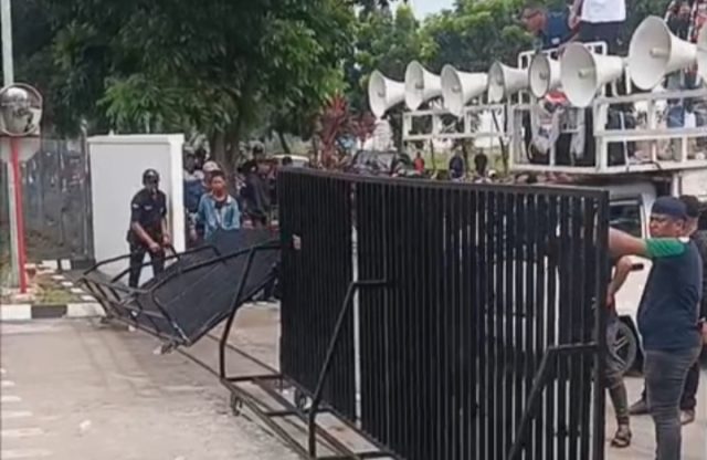 Unjuk Rasa di Gerbang Pabrik. (AlexaPodcast.ID)